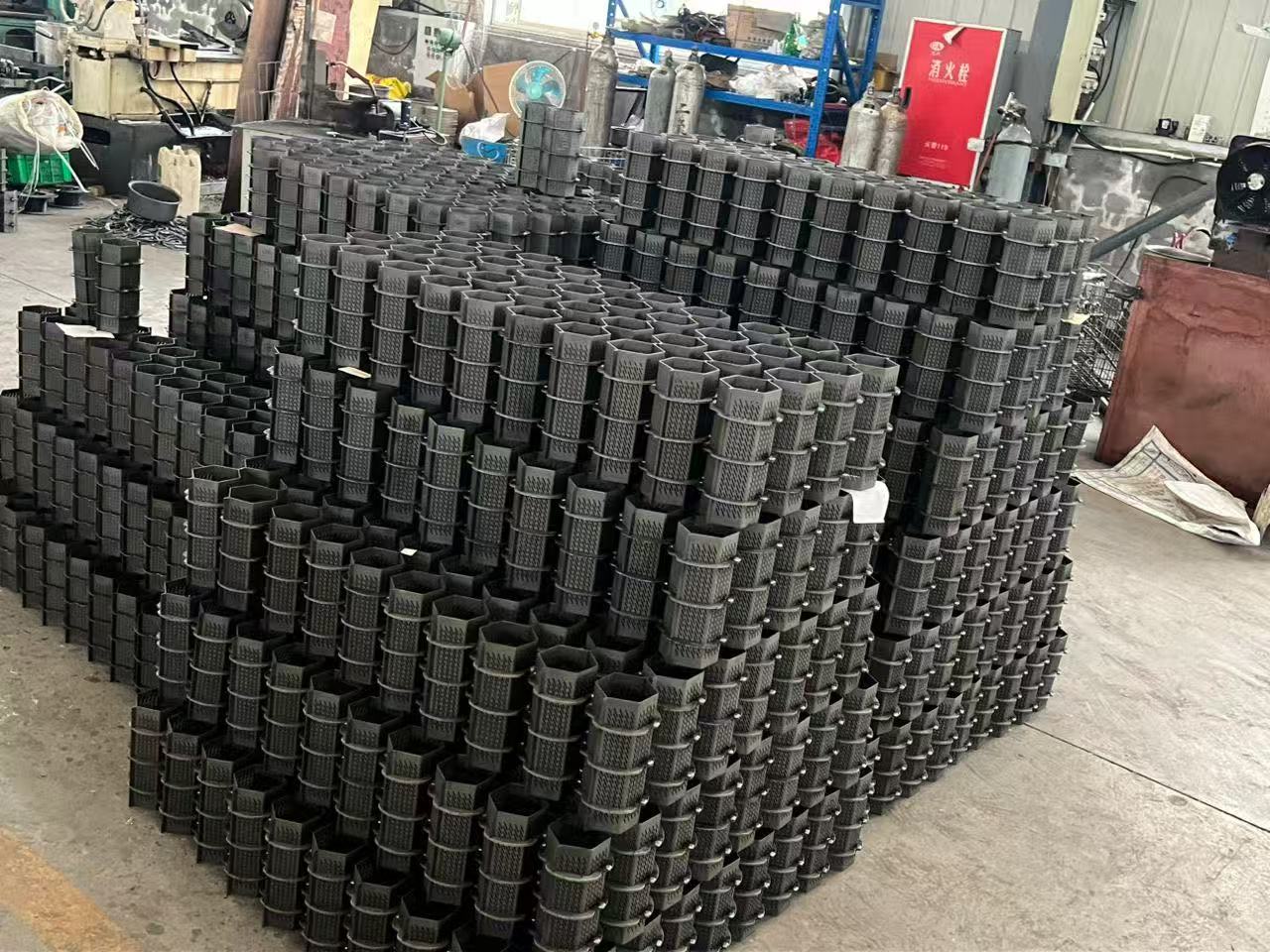 Công nhân sản xuất lưới sàng